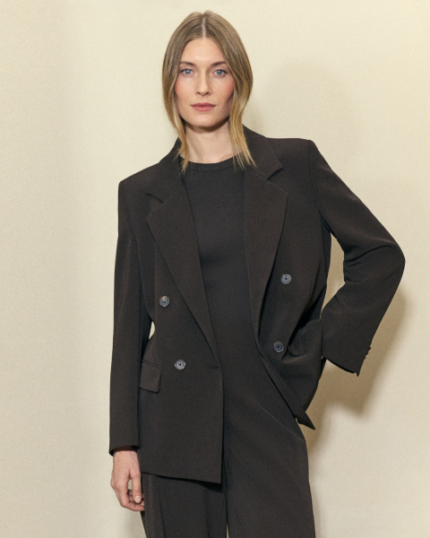 photography: Leon Schleßelmann | model: Carolin Lossberg | client: Drykorn
