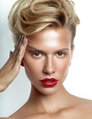 photography: Marina Schneider-Moog | make-up: Christine Eleven | hair: Rima Sium