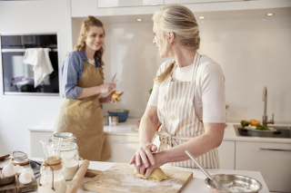 photography/videography: Marius Prions, Chris Schörding | hair & make-up: Tabea Tatan | styling: Ursel Winkler | model(s): Anke U. & Mara U. c/o FAVoriteFACES | production: Fariyal Kennel